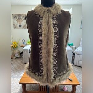 Sz S AnnTaylor Loft BOHO faux fur/suede embroidered floral trim vest. NWOT